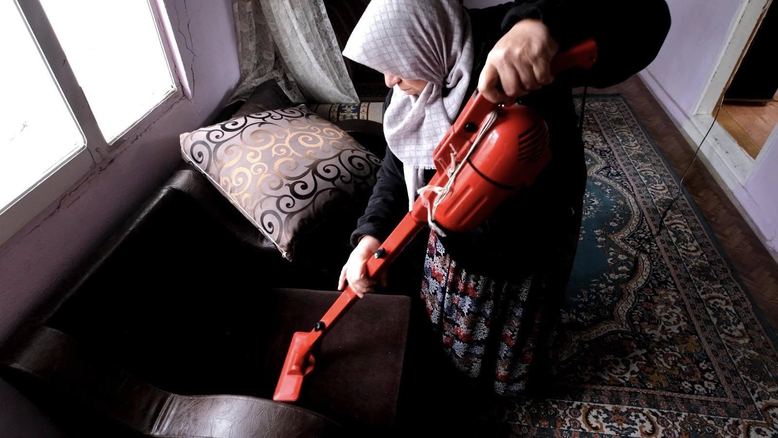 Yaşlıların evlerini İnegöl Belediyesi Temizliyor