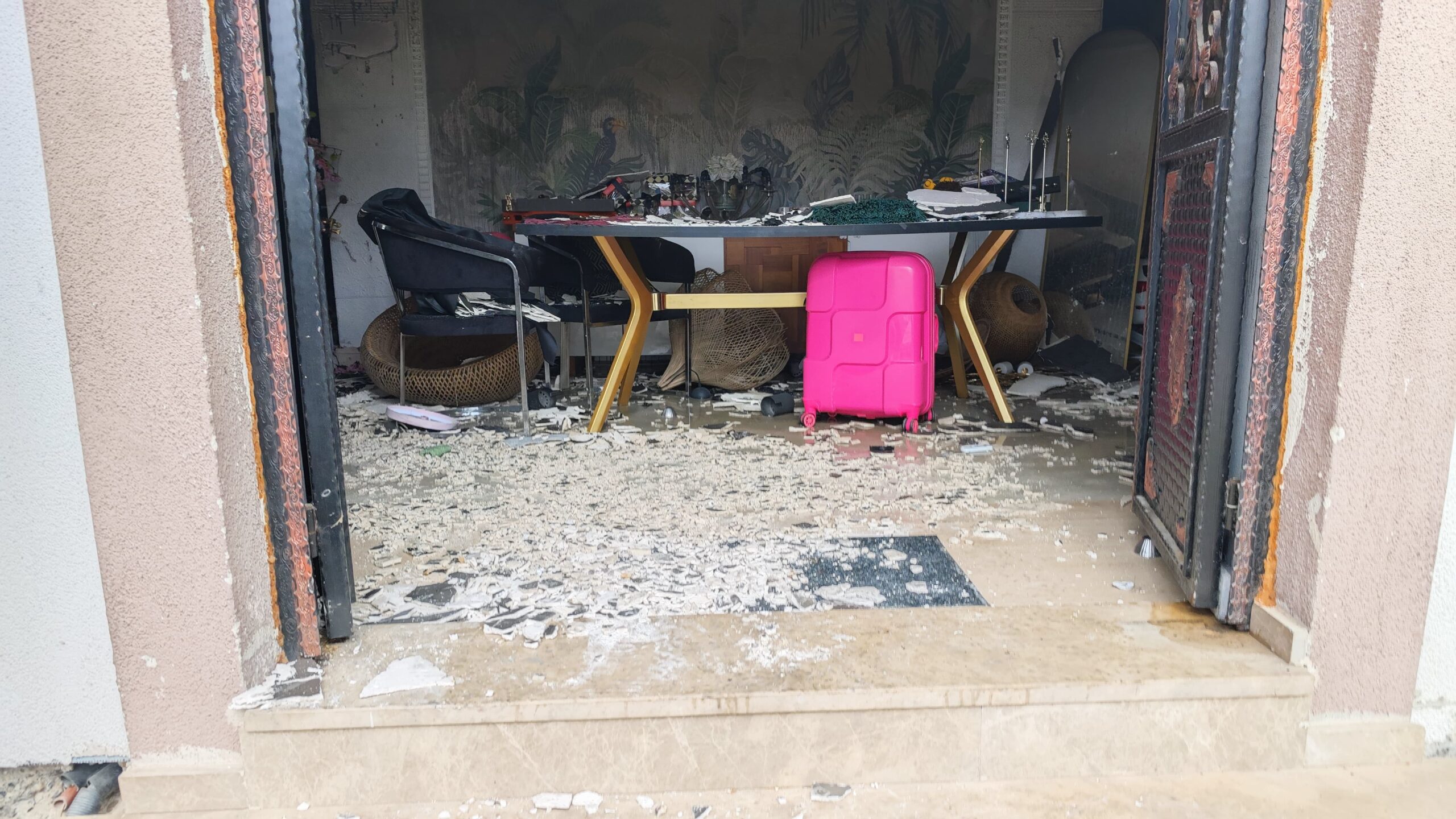 Tekstil atölyesinde çıkan yangın, korku dolu anlara neden oldu