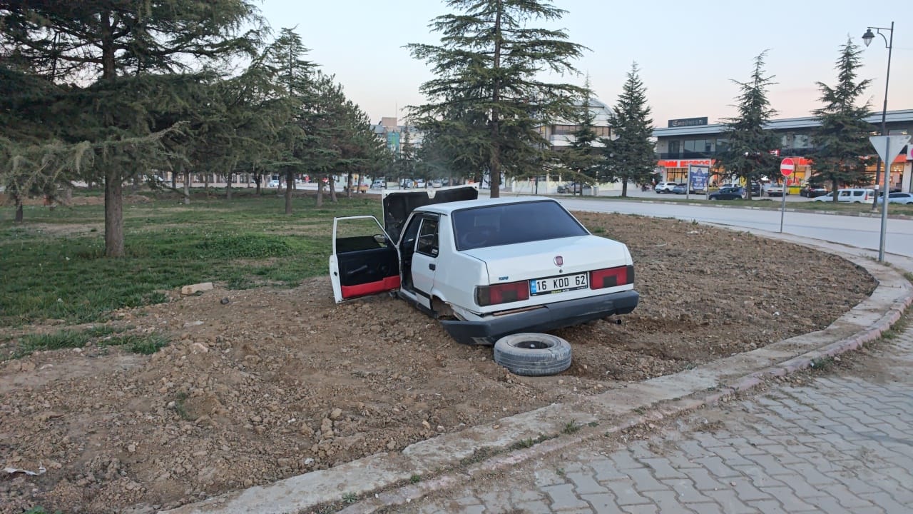 Gaz pedalı takılı kalınca kaymakamlık bahçesine daldı