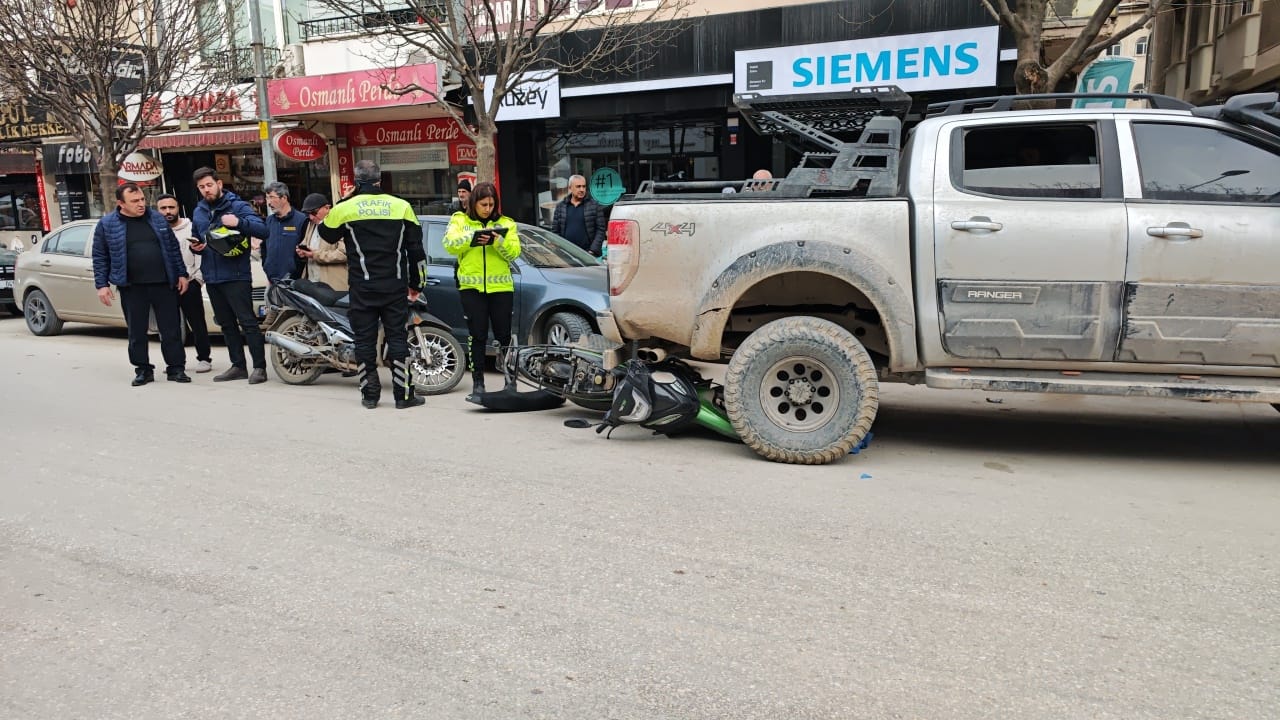Park halindeki kamyonetin altına girdi