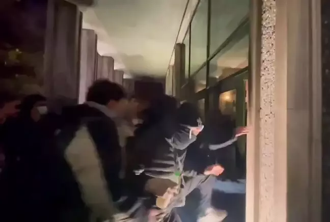 Protestocular, belediye binasının kapı ve pencerelerini kırarak içeri girdi