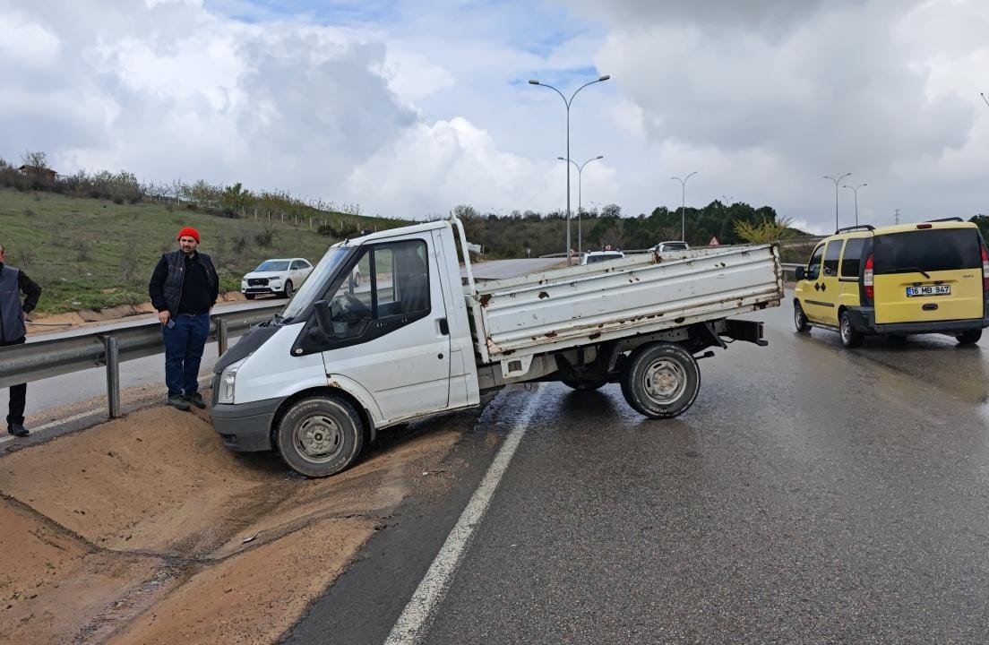 Aydınlatma direğine çarpan kamyonetin sürücüsü yaralandı