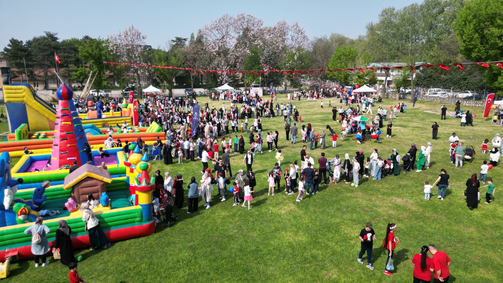 23 Nisan’da çocuklar doyasıya eğlendi