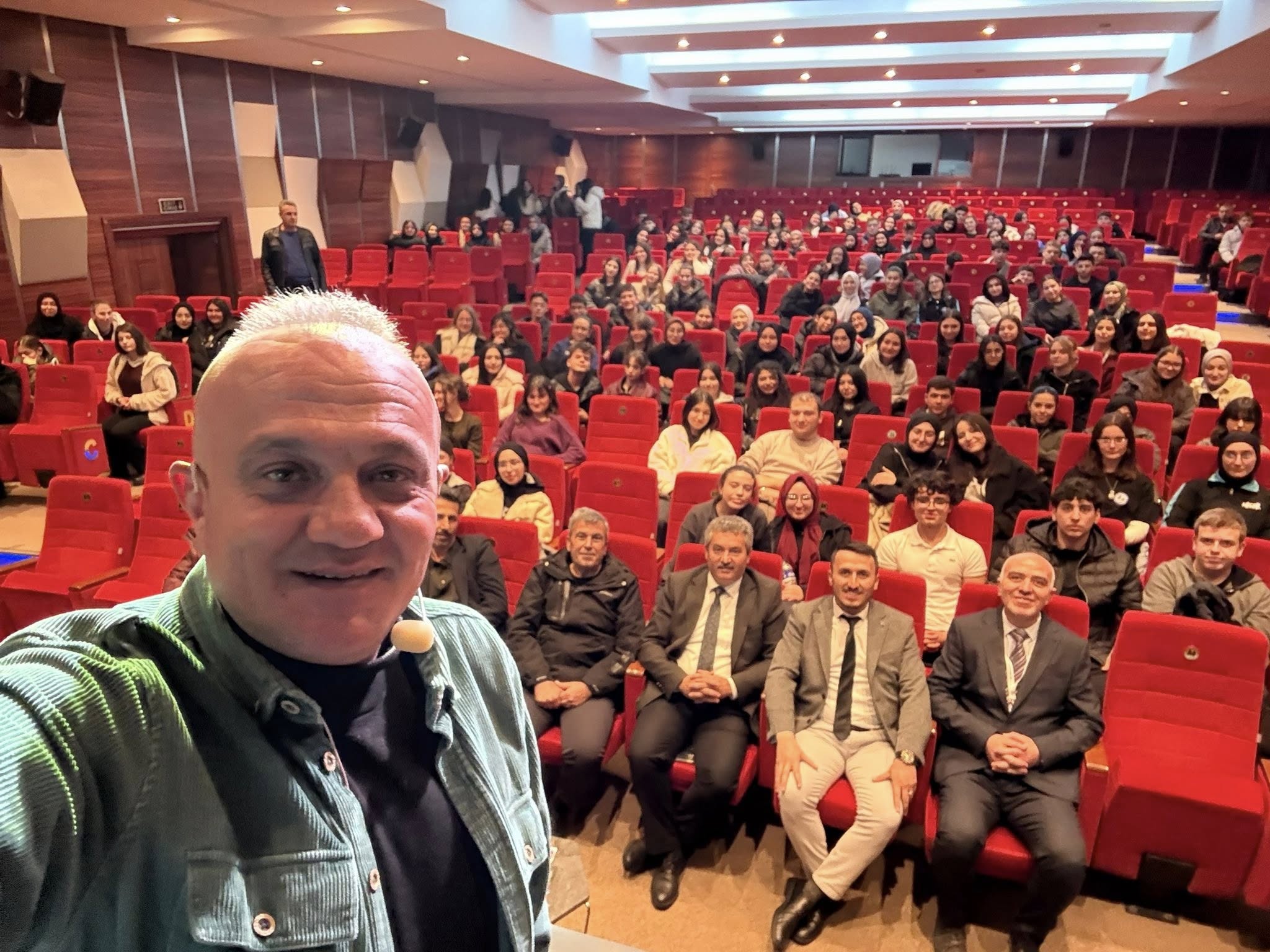 Savaş muhabiri Kurşun, İnegöllü öğrencilerle buluştu