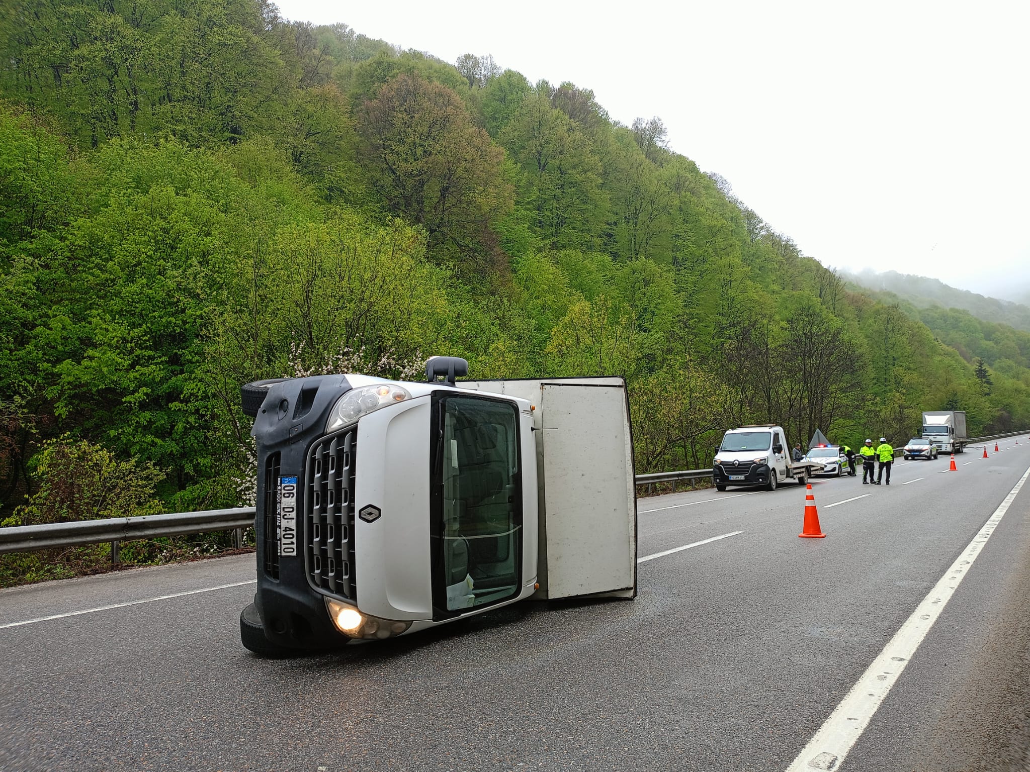 Kayganlaşan yolda devrildi