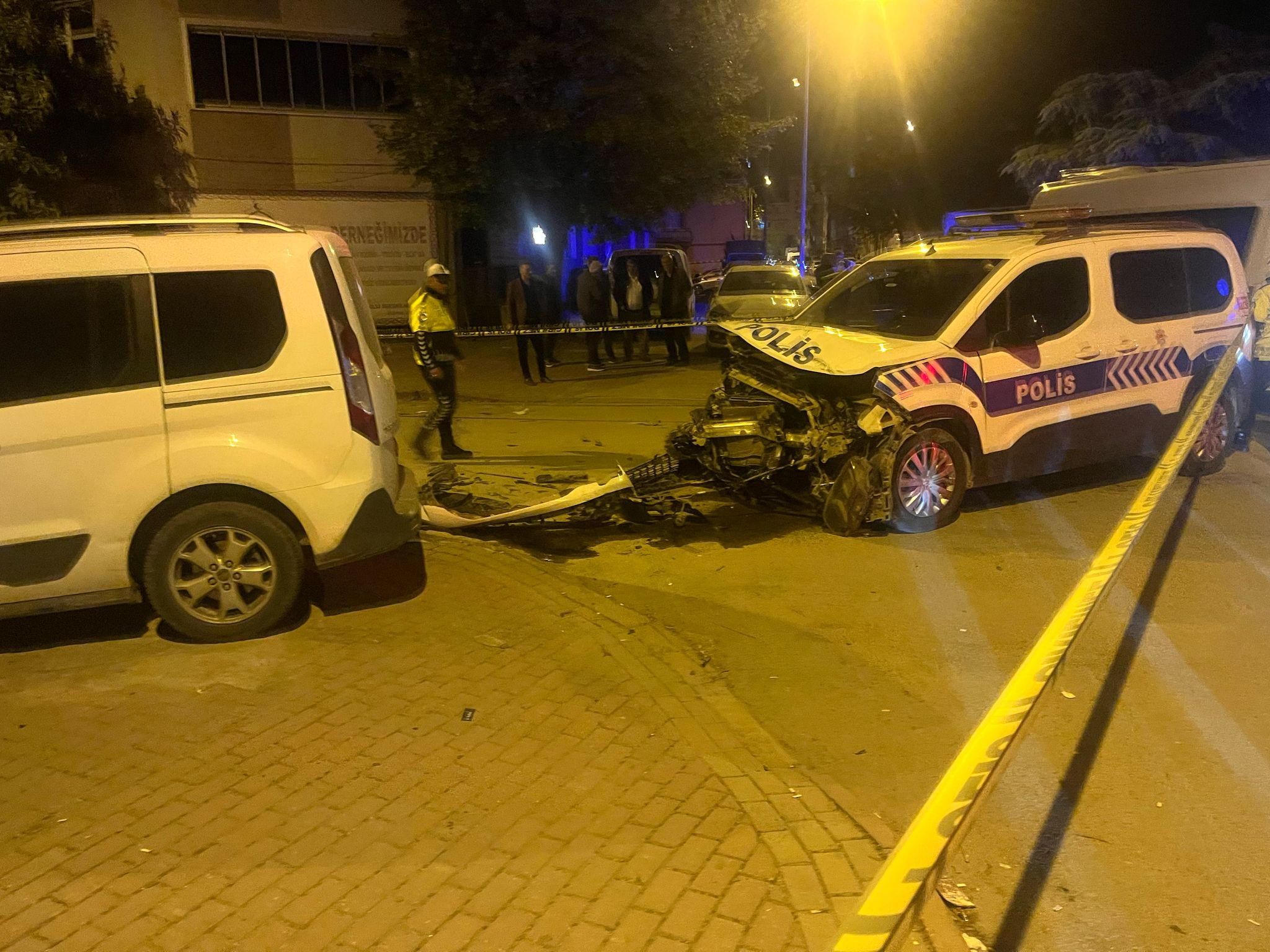 İnegöl’de kaza, 2 polis yaralandı