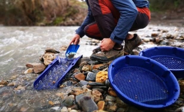İnegöl derelerinde altın arama heyecanı: sosyal medyada görüp işe koyuluyorlar