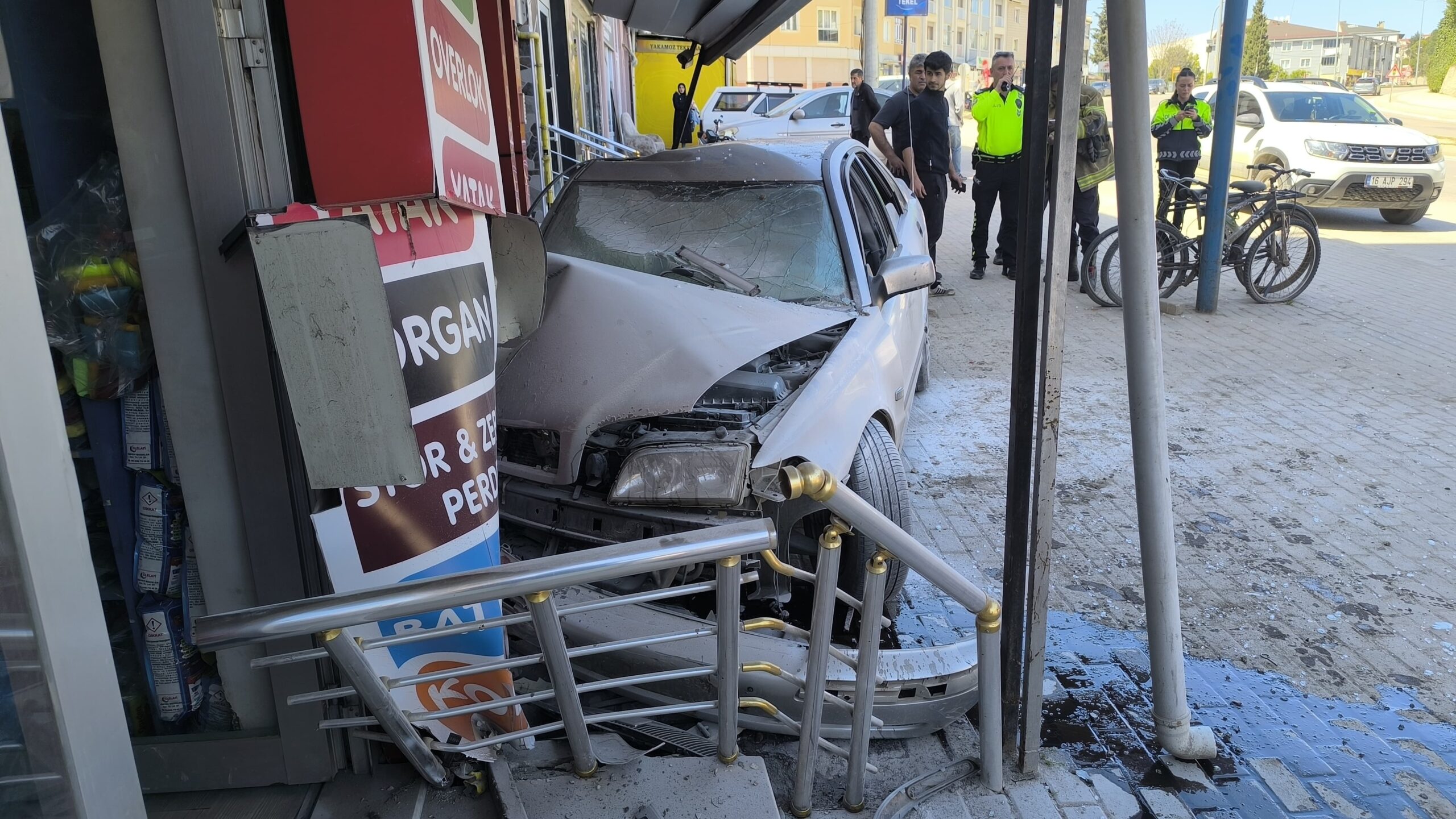 Kontrolden çıkan otomobil dükkana daldı