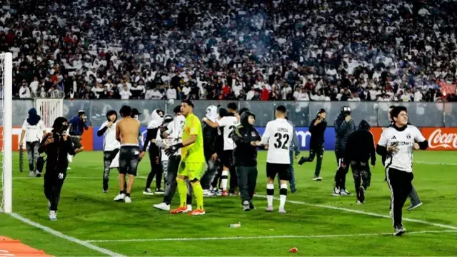 Yok böyle maç! Saha savaş alanına döndü, ölen taraftarlar var