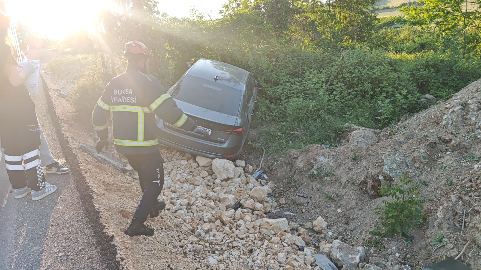 Yoldan çıkıp araziye uçtu