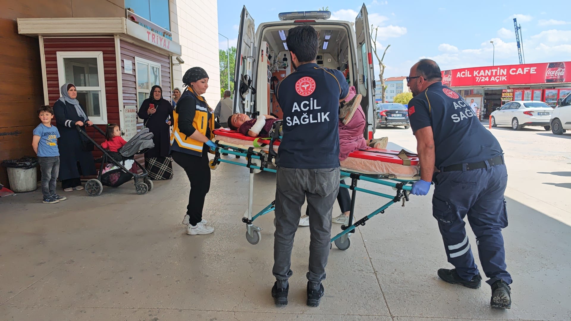 Ayağı demirlere saplandı