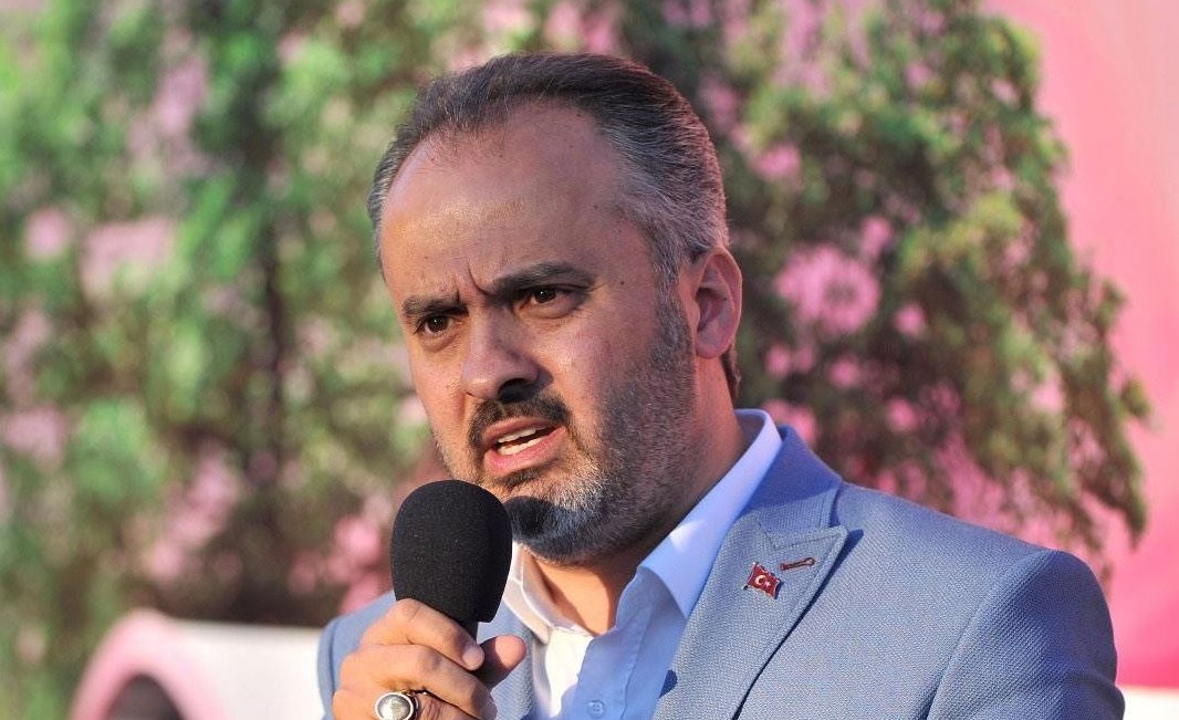 Alinur Aktaş’tan Bozbey’e sert eleştiri: ‘Bursa’ya fayda değil zarar veriyorsun’