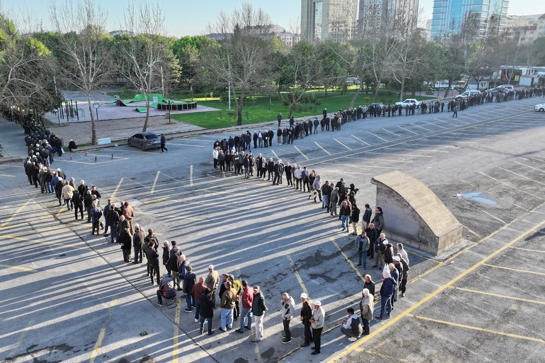 Binlerce kişi kuyruğa girdi