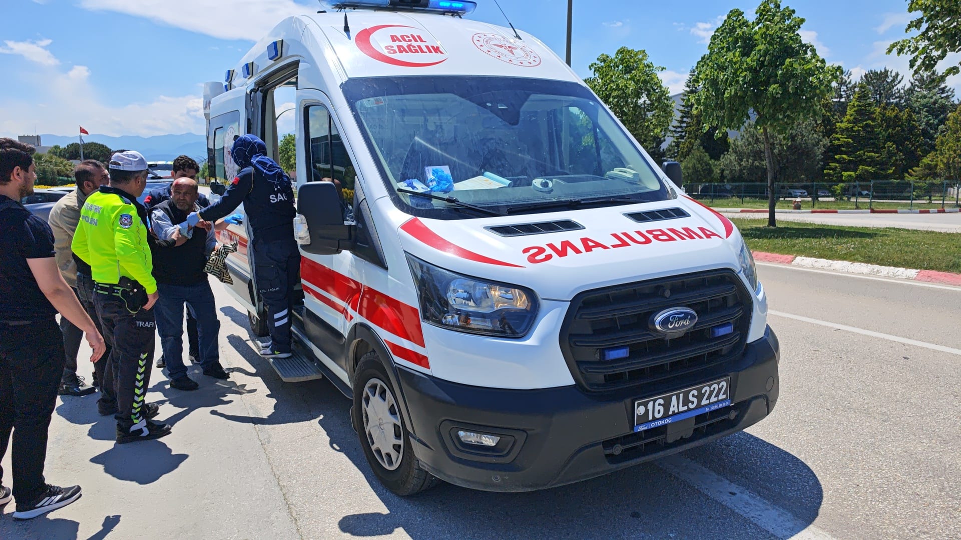İnegöl’de feci kaza… Ekipler yaralıyı yoğun uğraşlar sonucu ikna etti