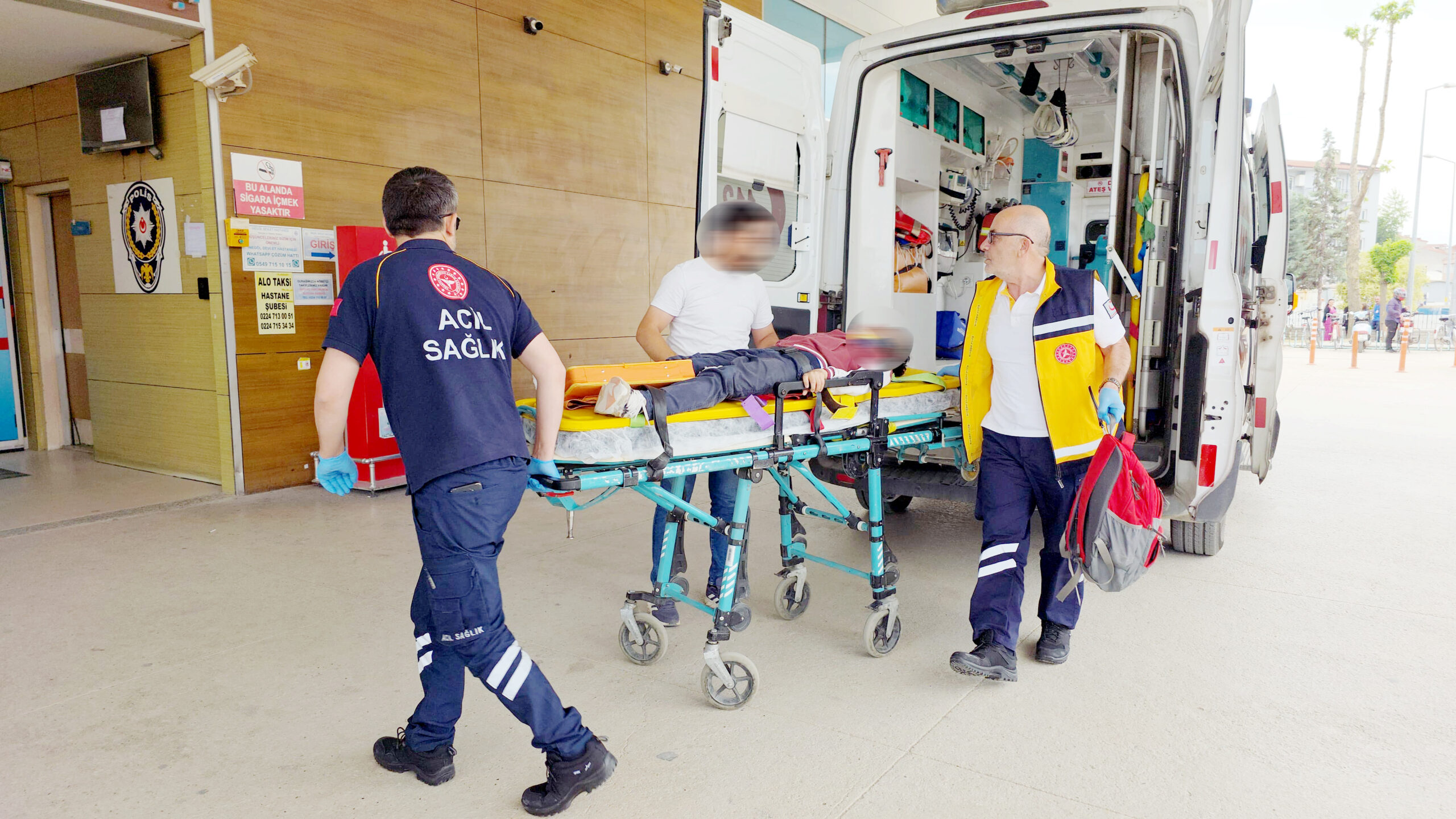 Yolun karşısına geçmek isterken yaşanan kazada yaralan