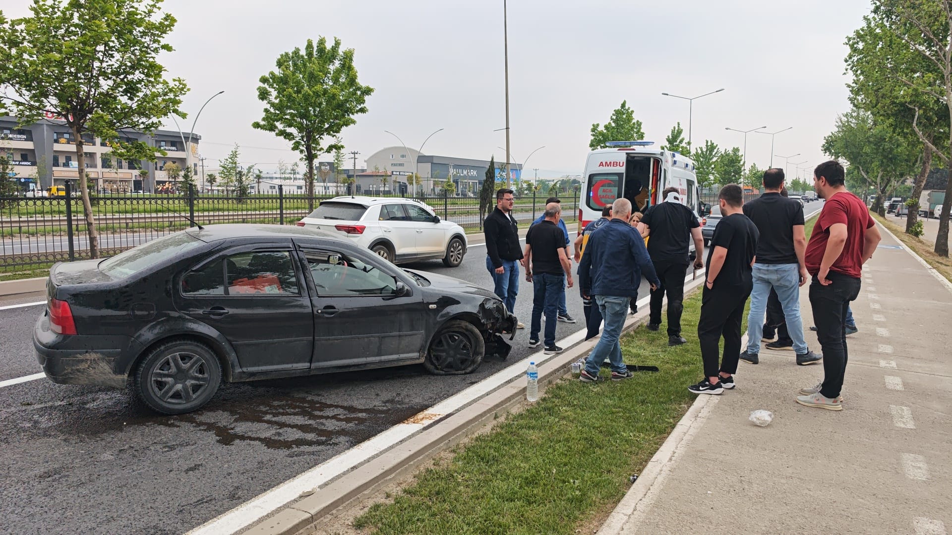 İnegöl’de kaldırıma çıkan araç tekrar yola düştü