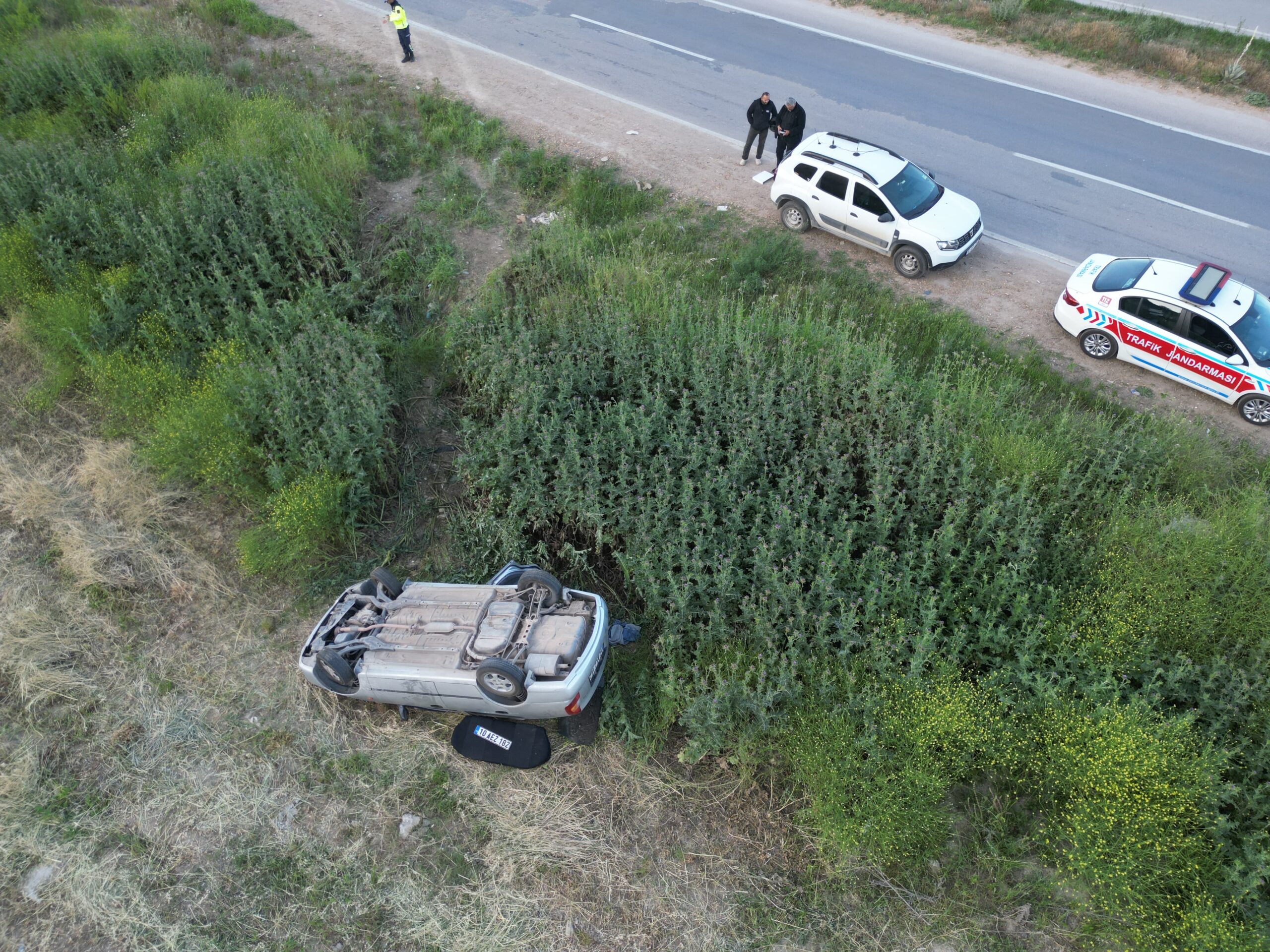 Otomobil şarampole yuvarlandı