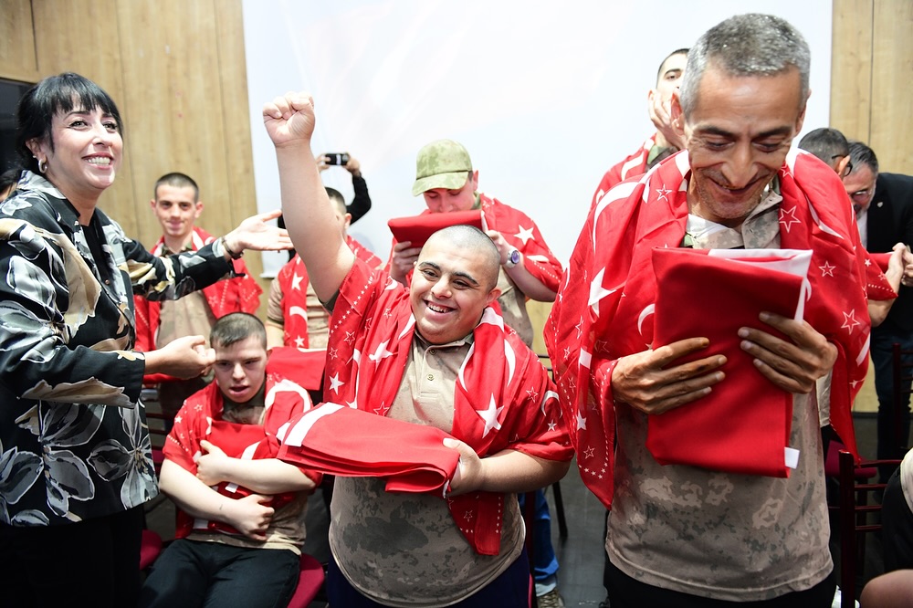 ‘Özel askerler’ kına yakıp eğlendi