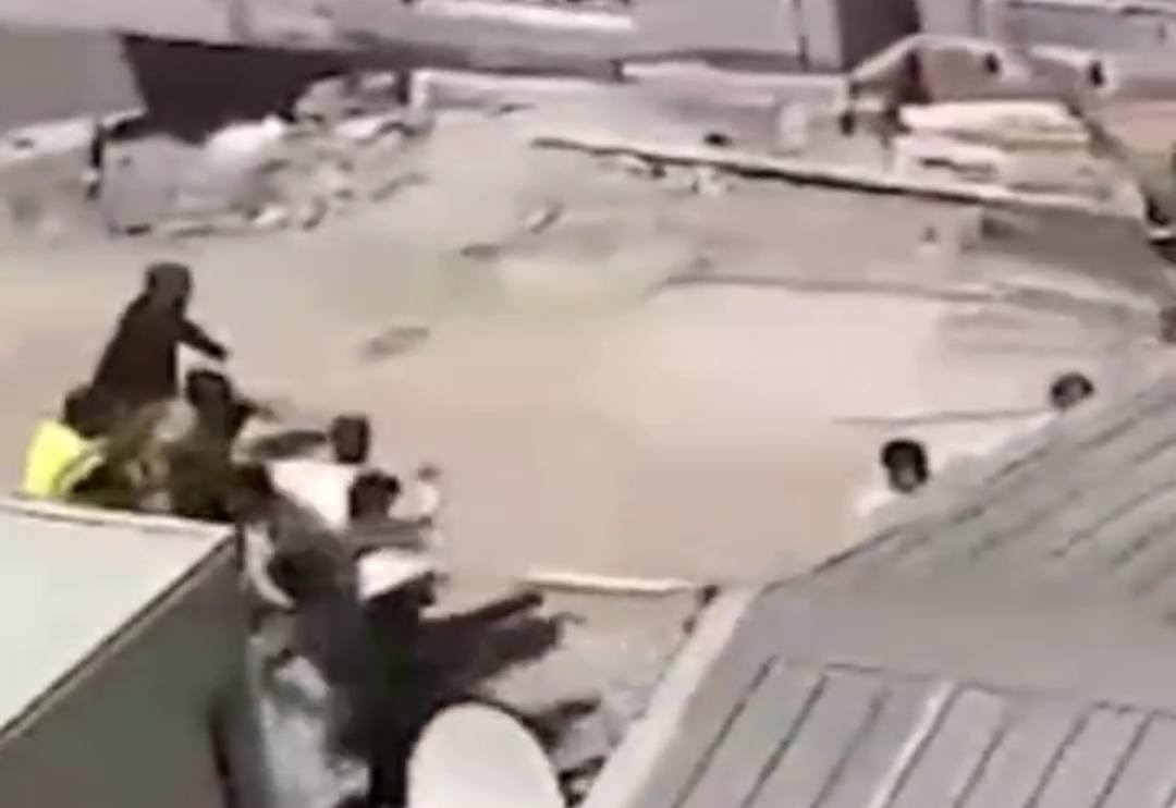 İnşaat işçileri taş, sopa, kalas ve demirlerle birbirine saldırdı