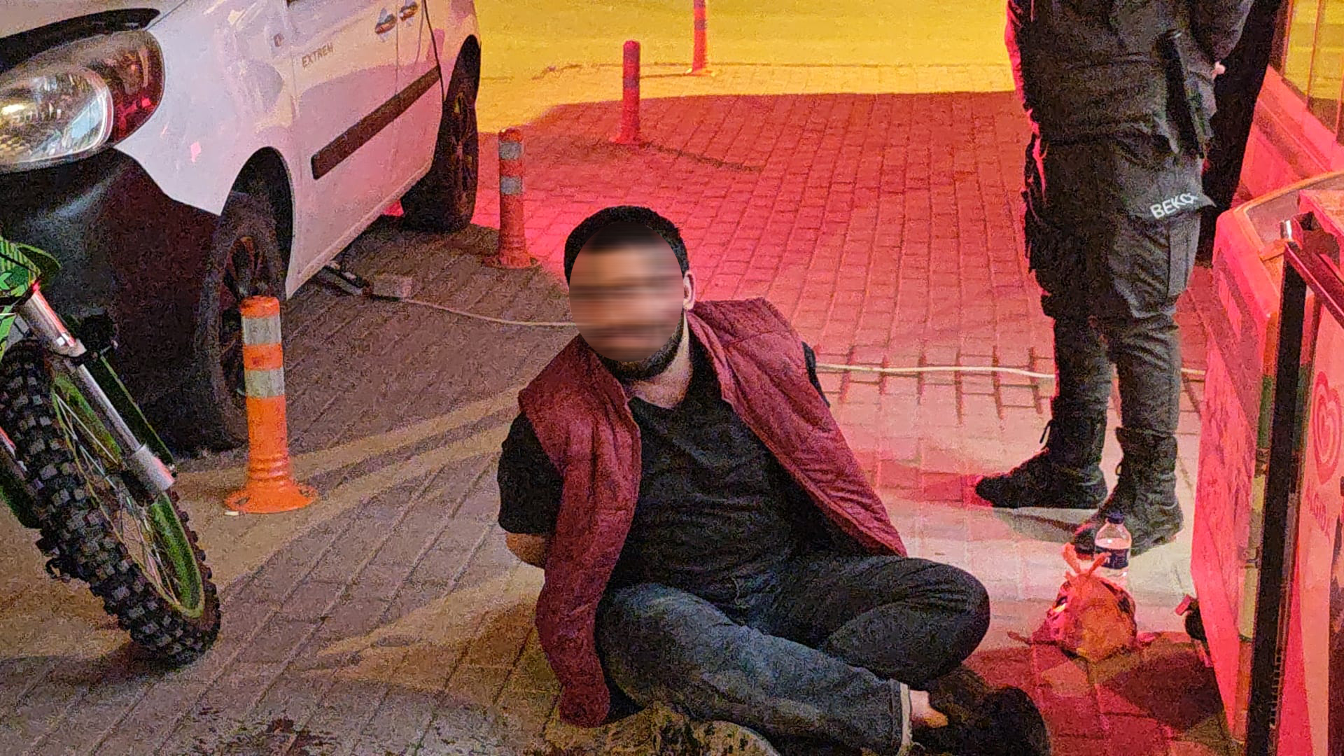 Dükkanı kundaklamaya çalışırken yakalandı