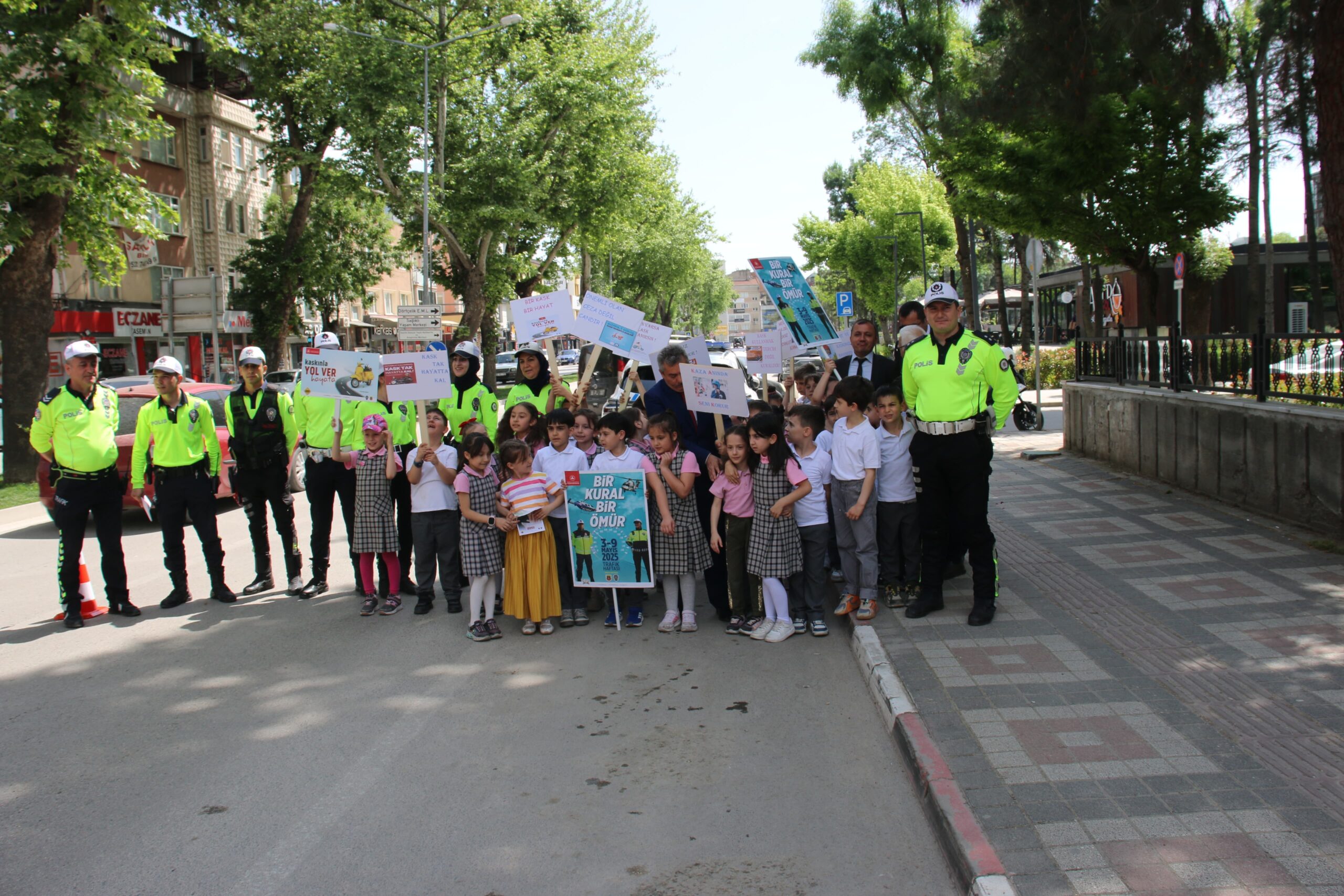 Sürücüler minik öğrenciler tarafından bilgilendirildi