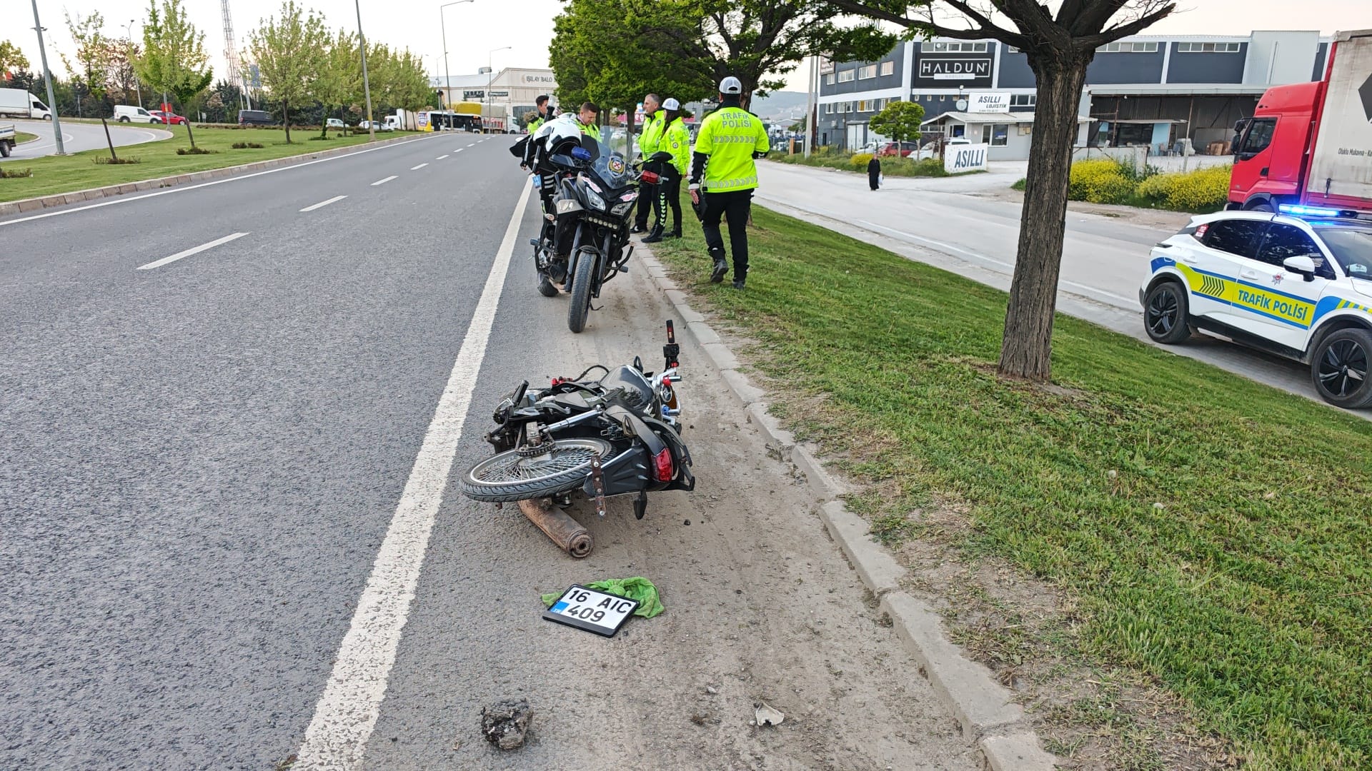 ‘Dur’ ihtarına uymayarak kaçan sürücü kazada yaralandı