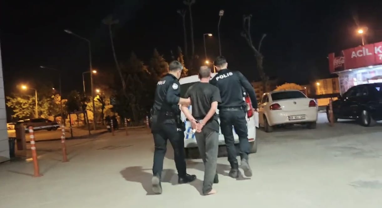 Eline baltayı alıp önüne gelene sataştı