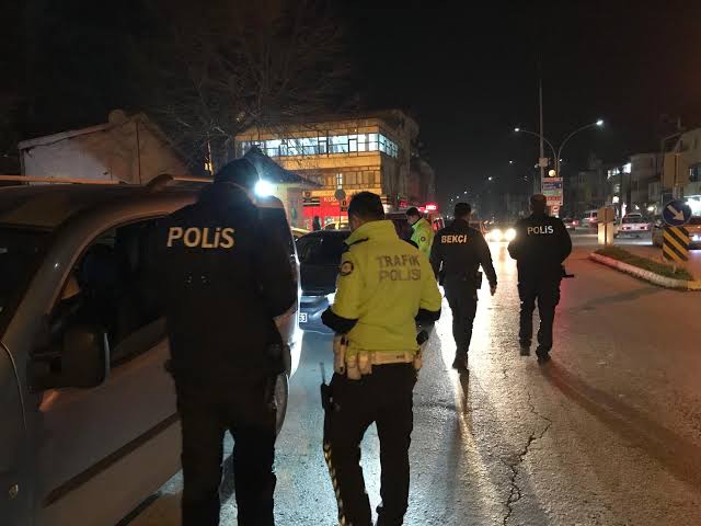 Eski Nişanlısının Bıçaklı Saldırısından Kaçan Kadın Balkondan Atlayarak Yaralandı