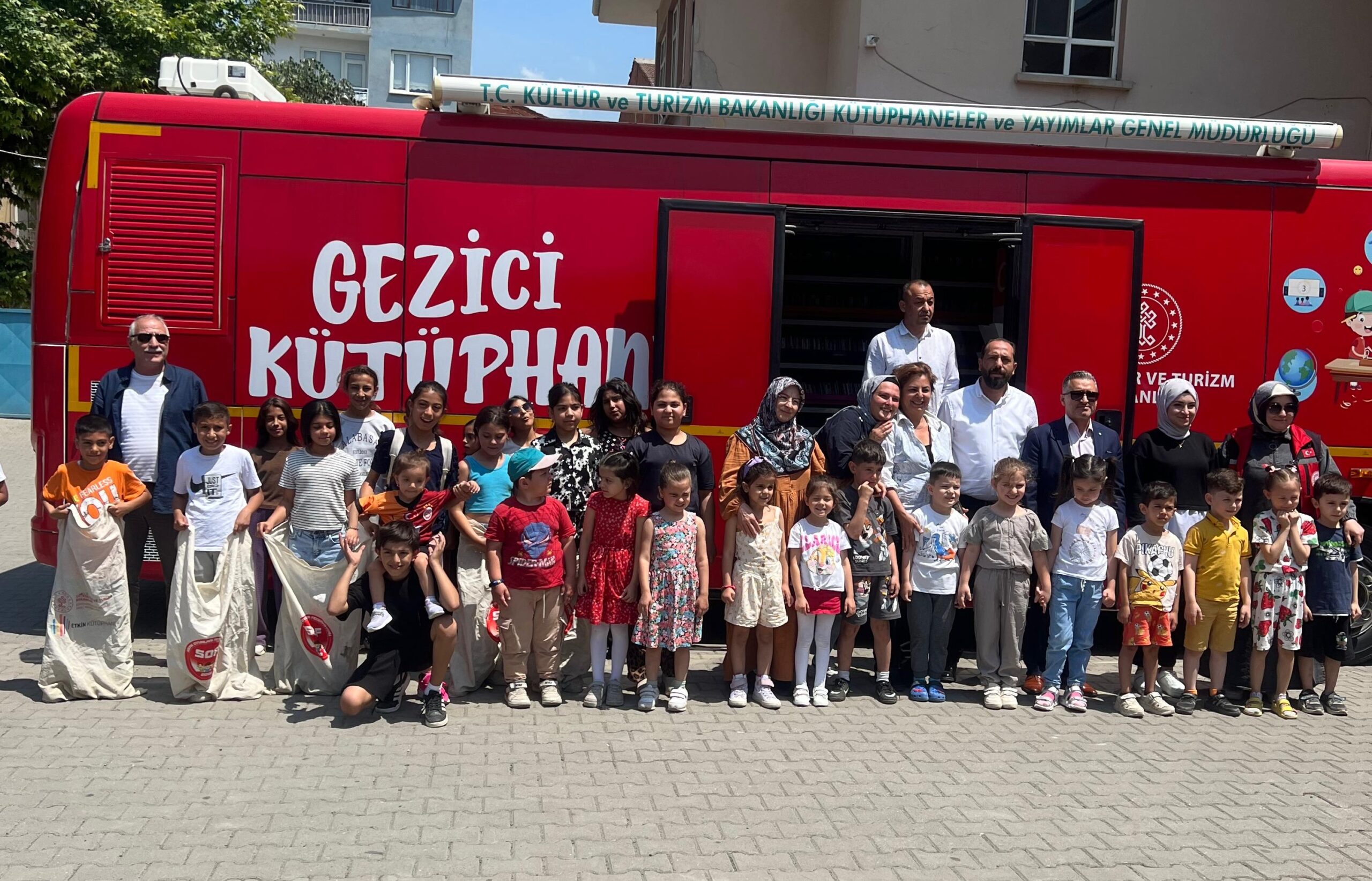 İnegöl’de Roman öğrenciler ‘Gezici Kütüphane’yi keşfetti