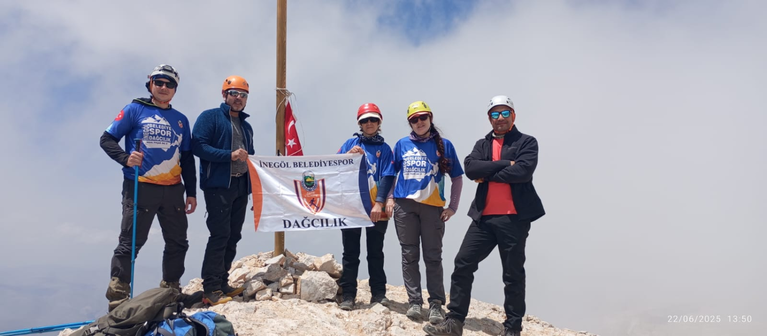 İnegöl Belediyesporlu Dağcılar 24 Saatte 2 Zirve Yaptı