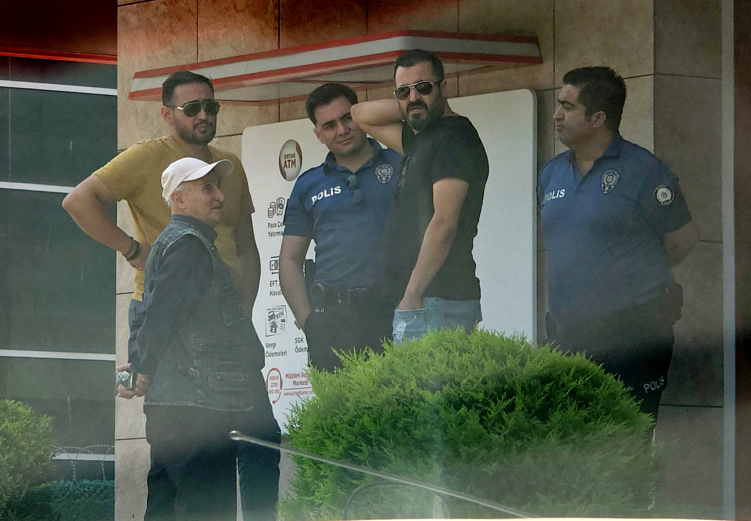 Dolandırıcılar yaşlı adamı ağına düşürdü, polis geçit vermedi