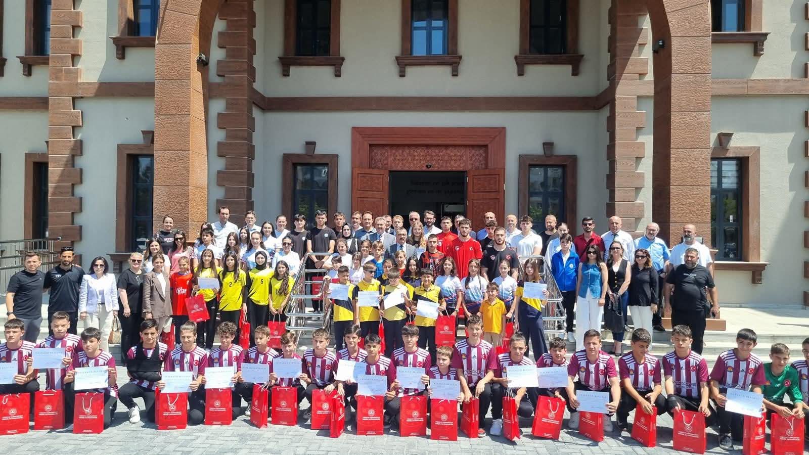 Kaymakam Eren Arslan Dereceye Giren Öğrencileri Ödüllendirdi