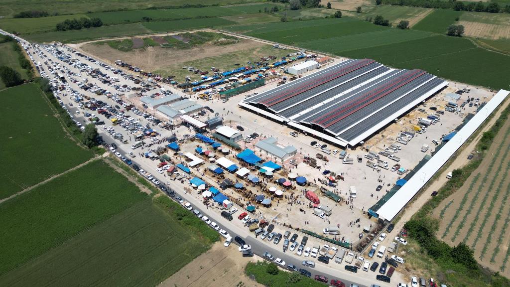 İnegöl hayvan pazarı bölgeye örnek oluyor