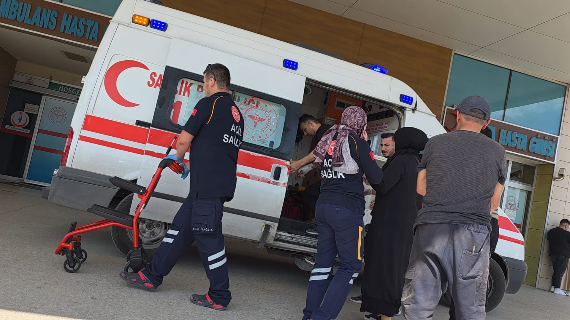 Motorlu testere ile yanlışlıkla elini kesti