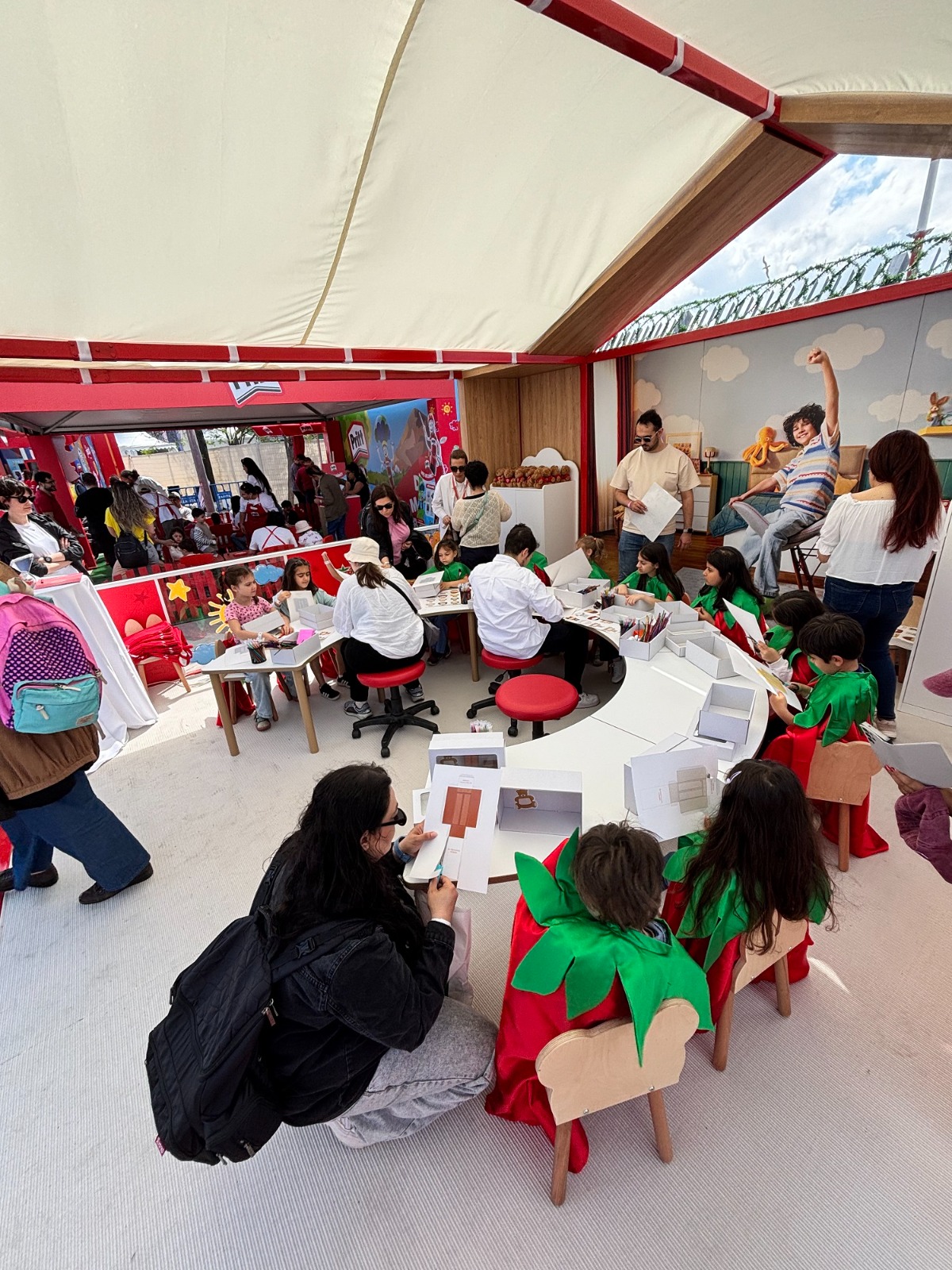 Çilek, çocuk festivalinde çocuklarla buluştu