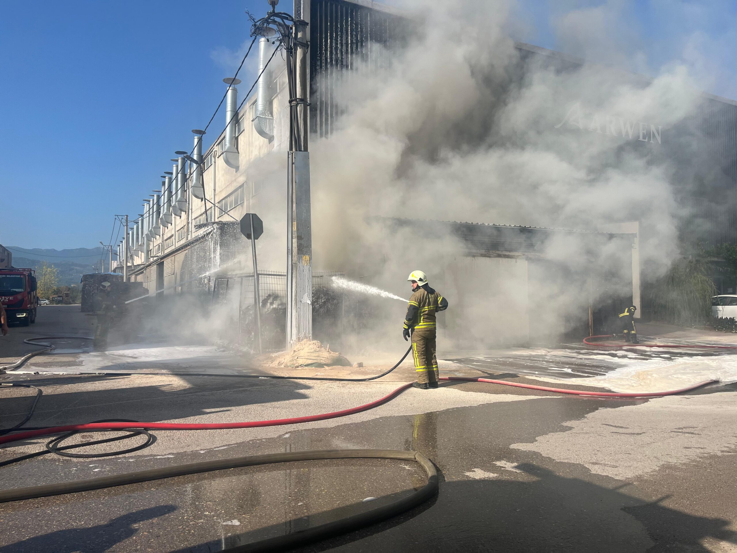 İnegöl’de mobilya atıklarından çıkan yangın söndürüldü