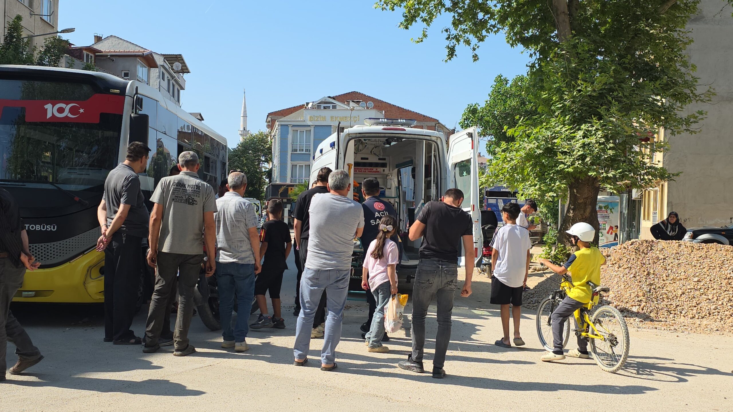 Halk otobüsü ile motosiklet çarpıştı