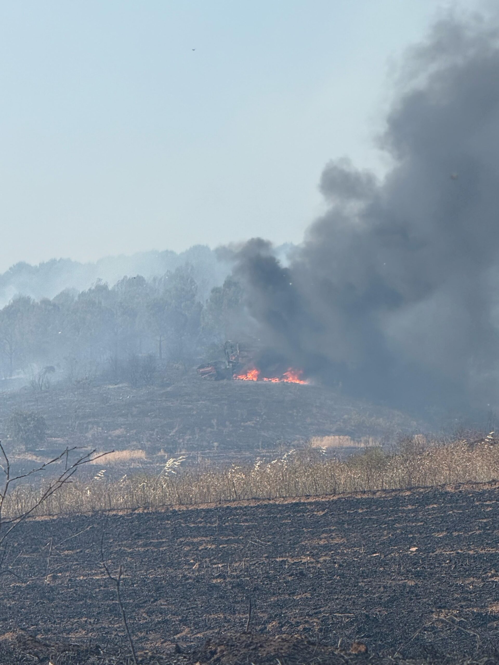 Tarlada yangın çıktı, biçer döver alevlerin arasında kaldı
