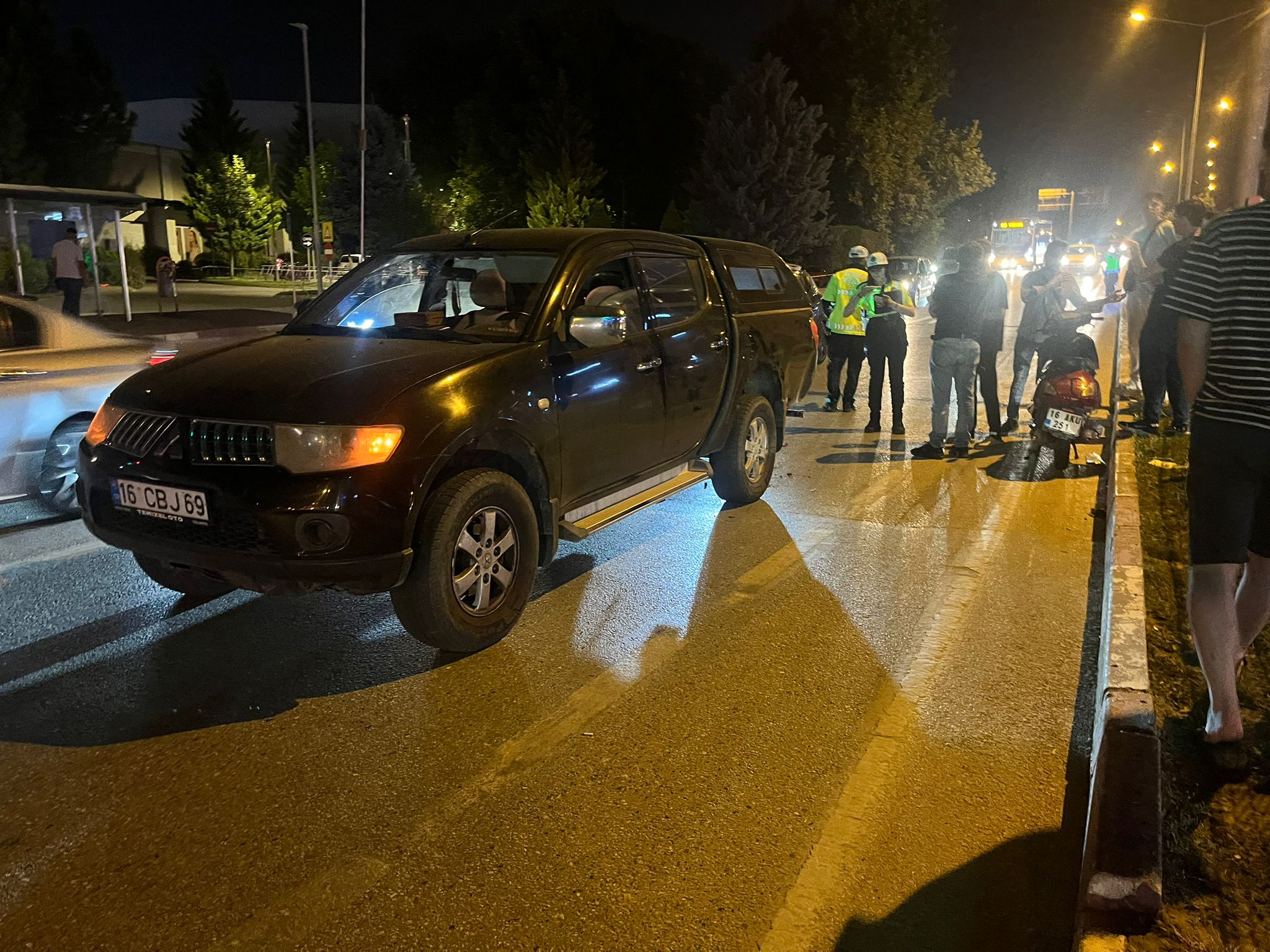 Motosiklet kamyonunun altına girdi
