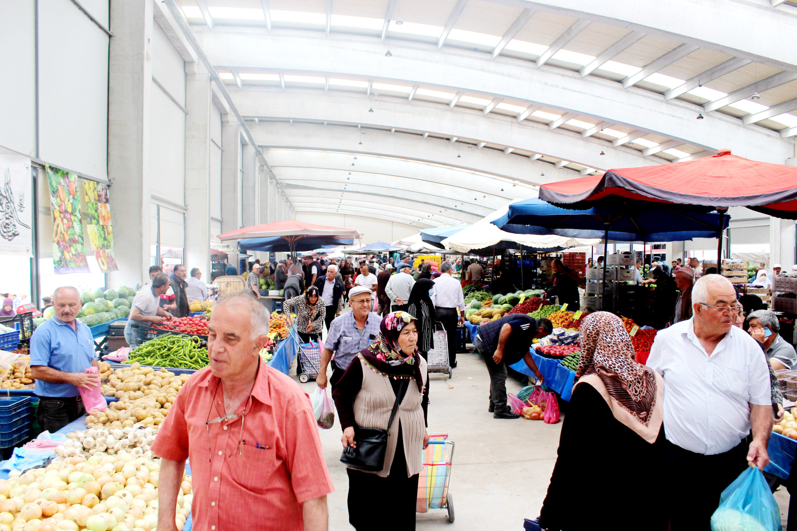 Market ve manav fiyatları, vatandaşları semt pazarlarına yönlendiriyor