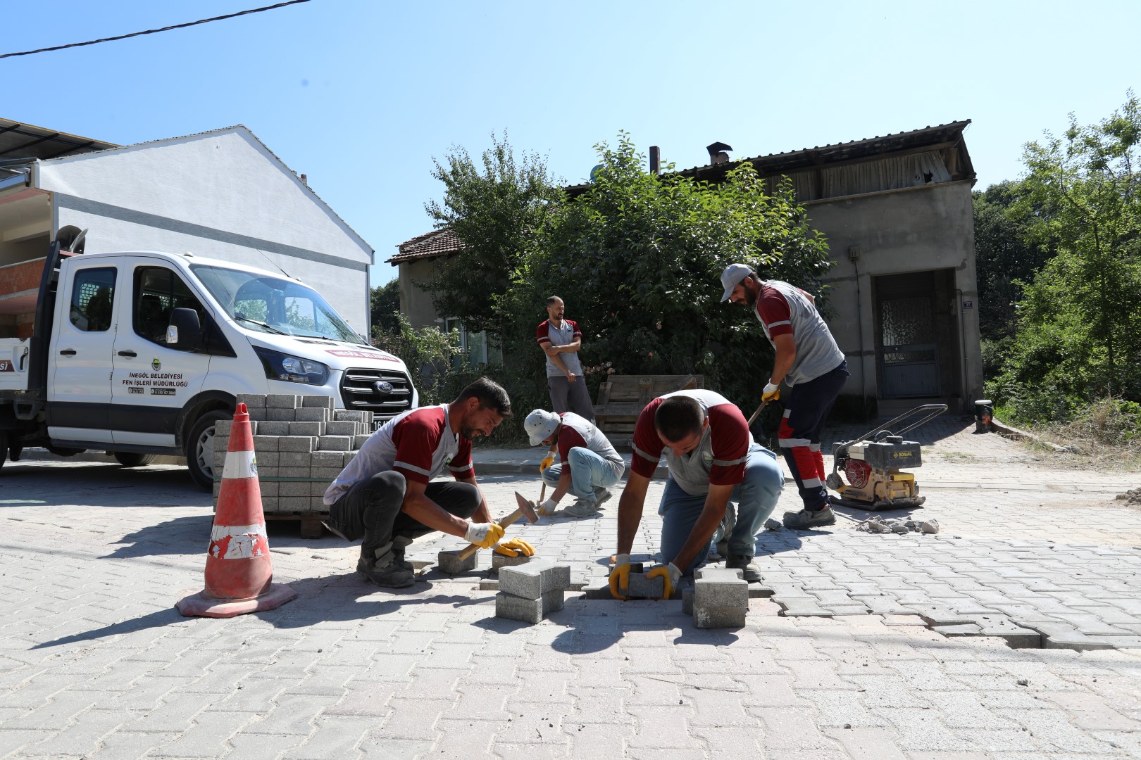 İnegöl Belediyesi’nden Tahtaköprü Mahallesi’ne hizmet hamlesi