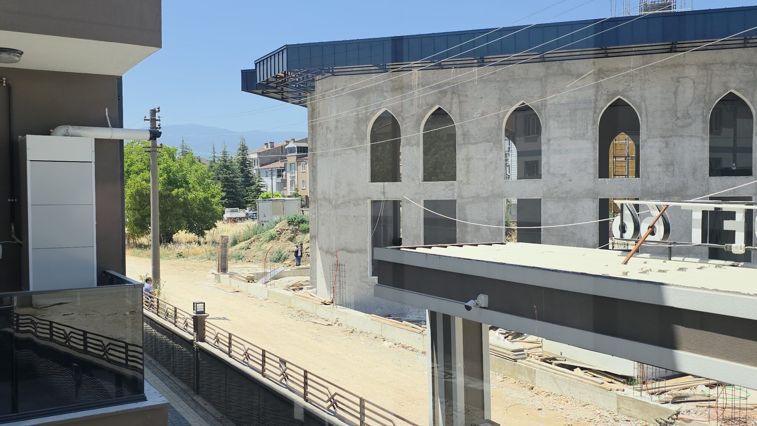 Cami inşaatından düşen genç, yaşam savaşı veriyor