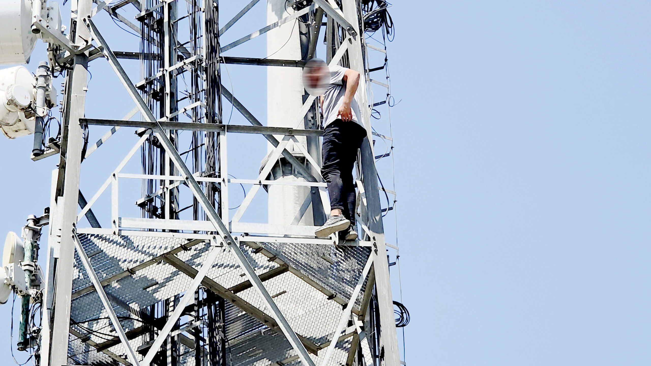 Baz istasyonuna çıkıp intihar etmek istedi