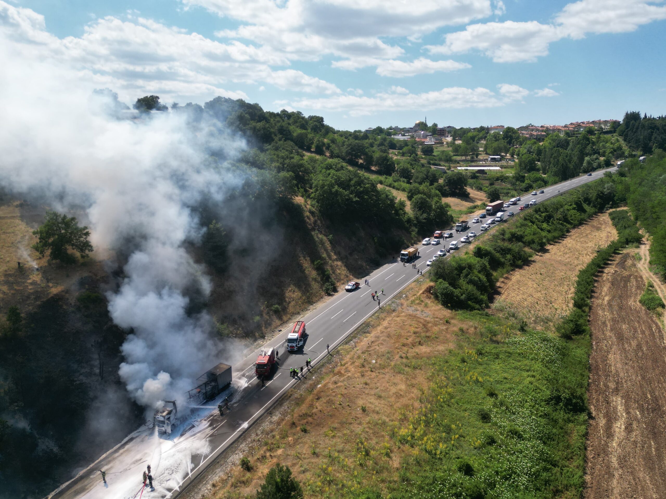 İnegöl yolu kilitlendi