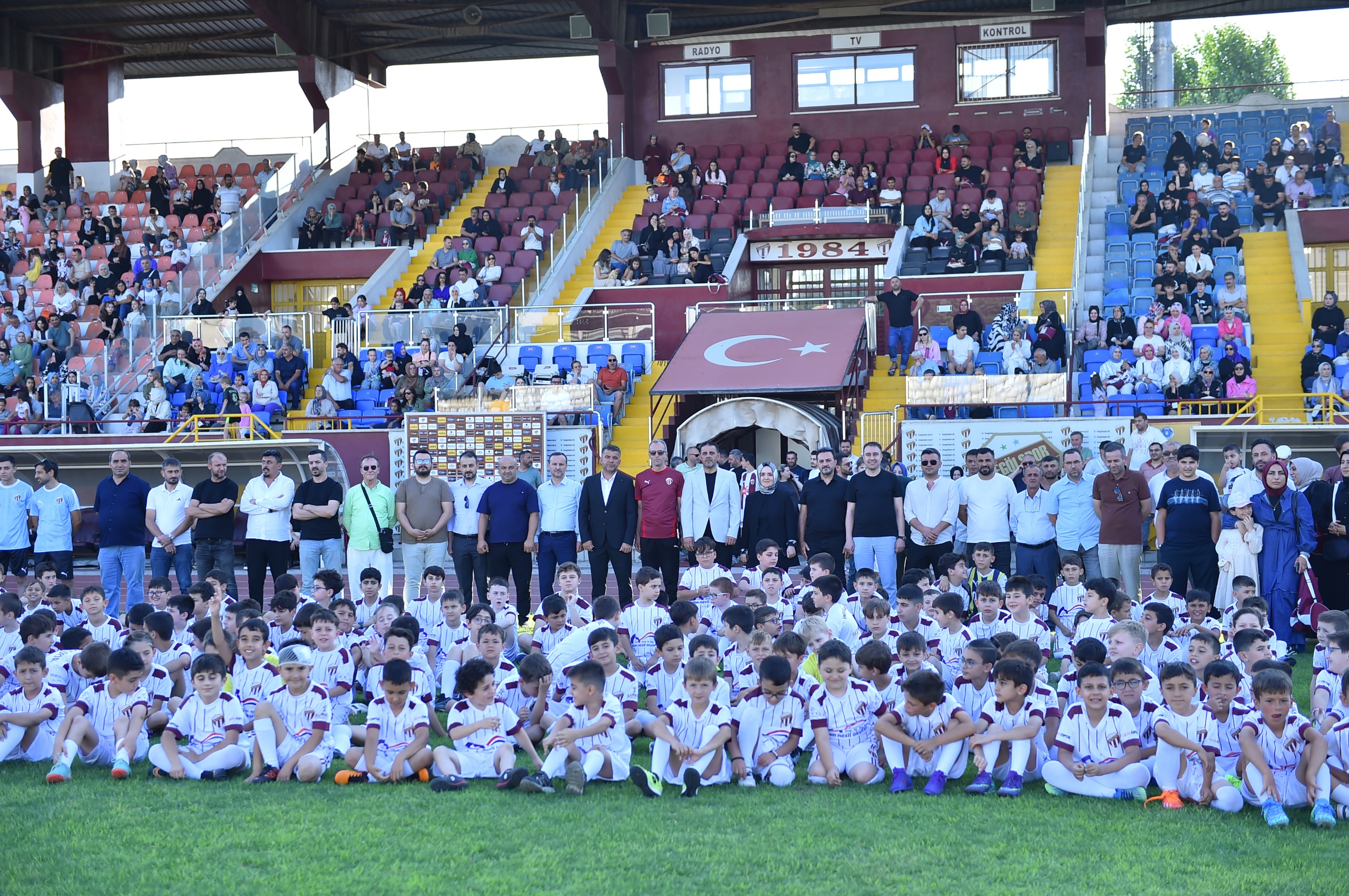 İnegölspor yaz futbol okulu 725 sporcuyla başladı