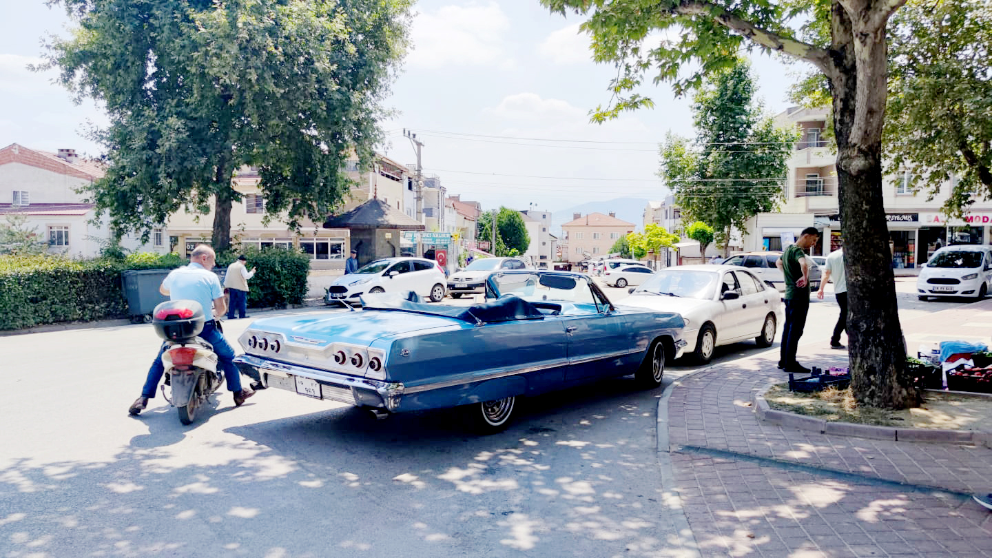 İnegöl’de görülen klasik araç görenleri hayran bıraktı