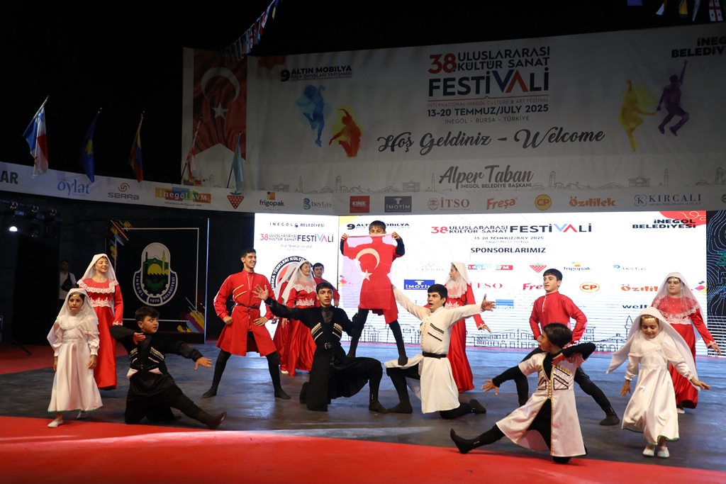 İnegöl’de kardeşlik rüzgârı; festival heyecanı tüm şehri sardı