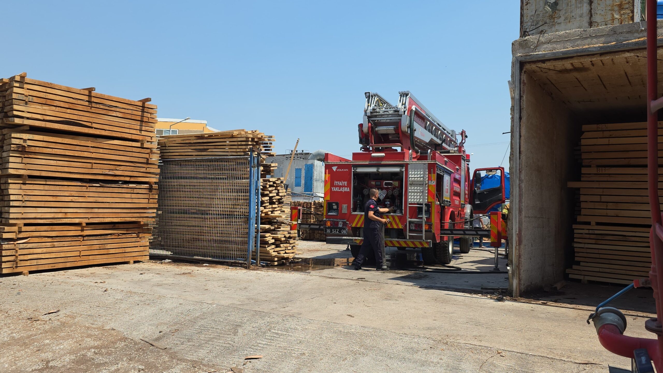 Mobilya imalathanesinde yangın