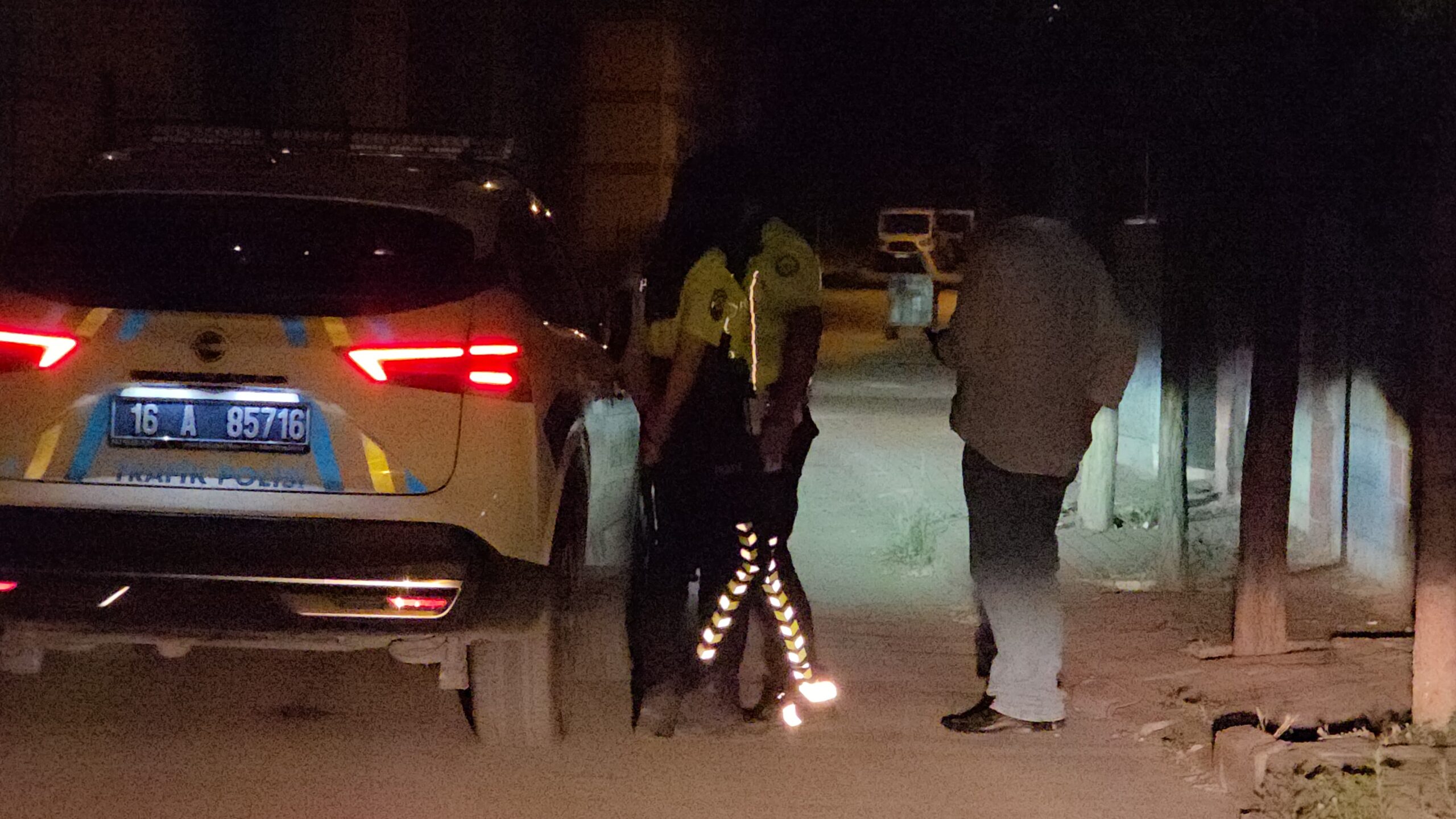 İnegöl’de alkol alan şahıs, kaldırım üzerindeki saman yığınlarını ateşe verdi