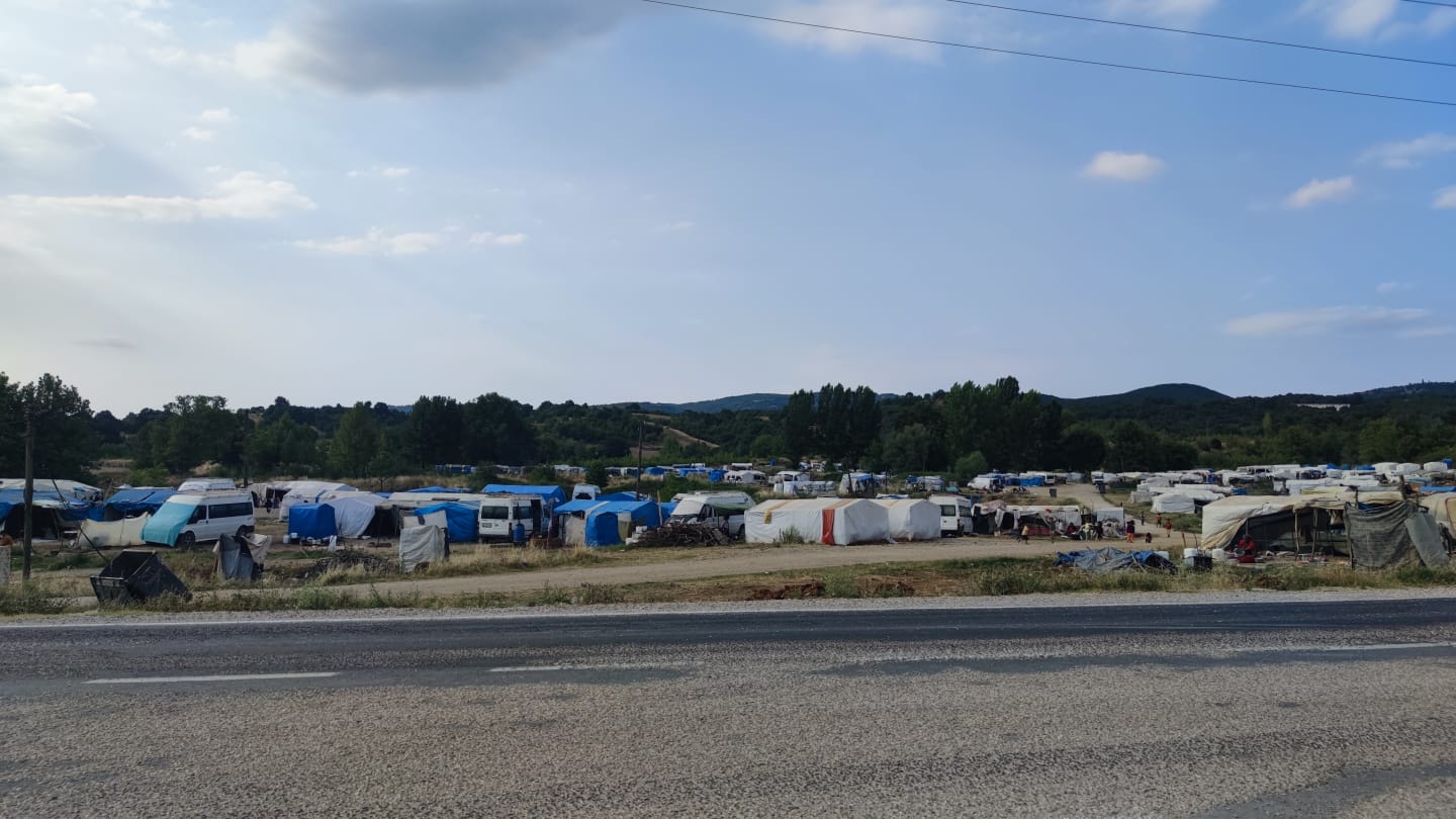 İnegöl’deki mevsimlik işçiler, zorlu şartlara rağmen çalışmalarını sürdürüyor